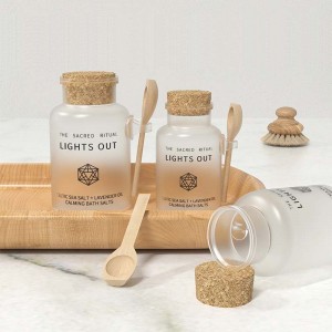 Plastic Bote ng Bath Salts na may Cork at Small Wooden Spoon