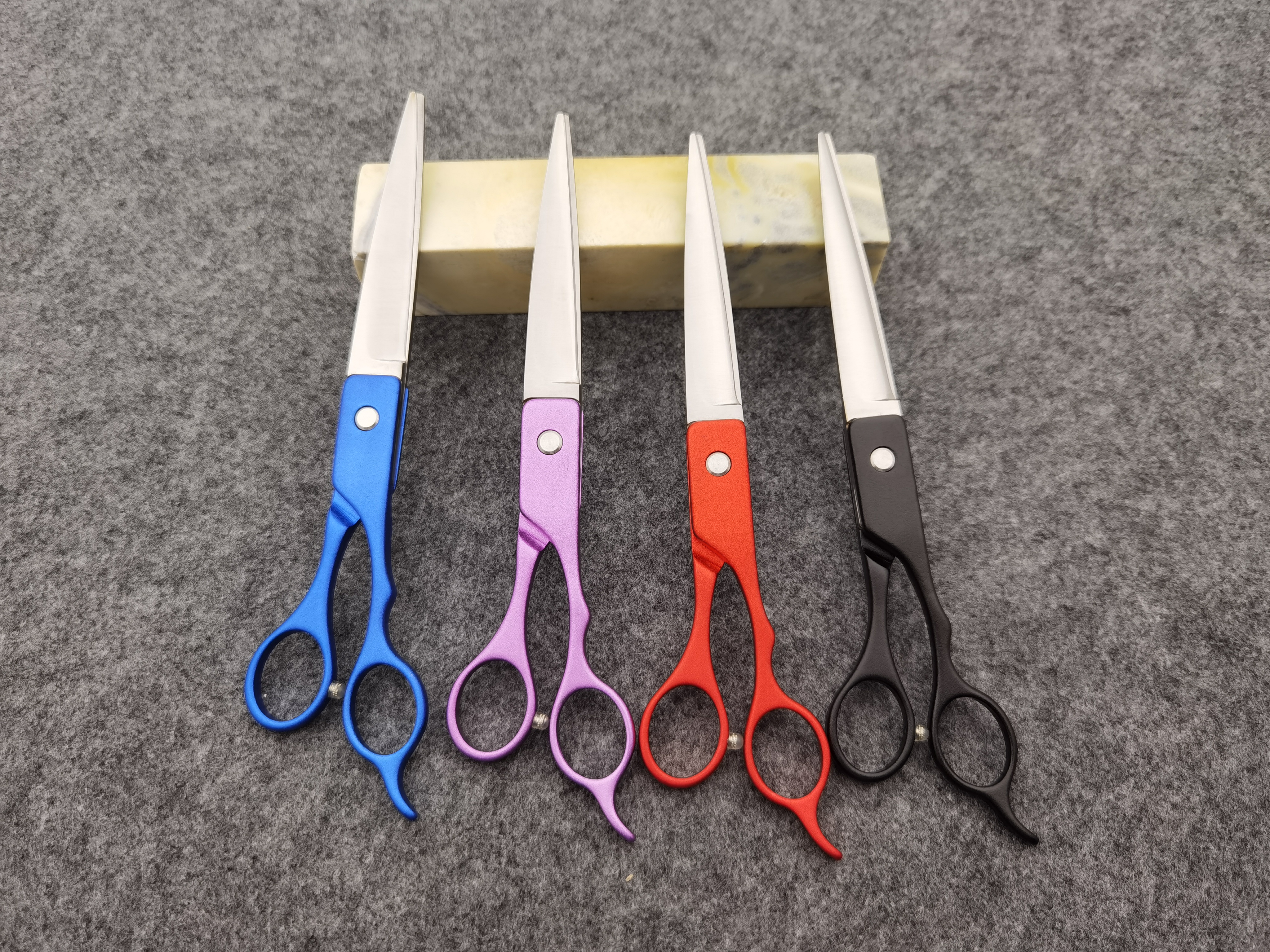 The difference between thinning scissors and straight scissors