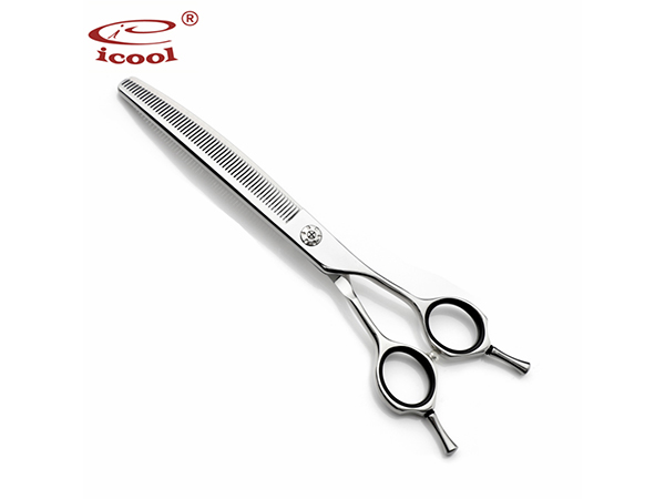 The difference between pet teeth scissors and flat scissors.