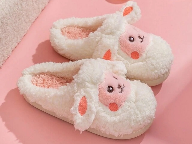 Fashion and Warmth: Stylish Plush Home Slippers