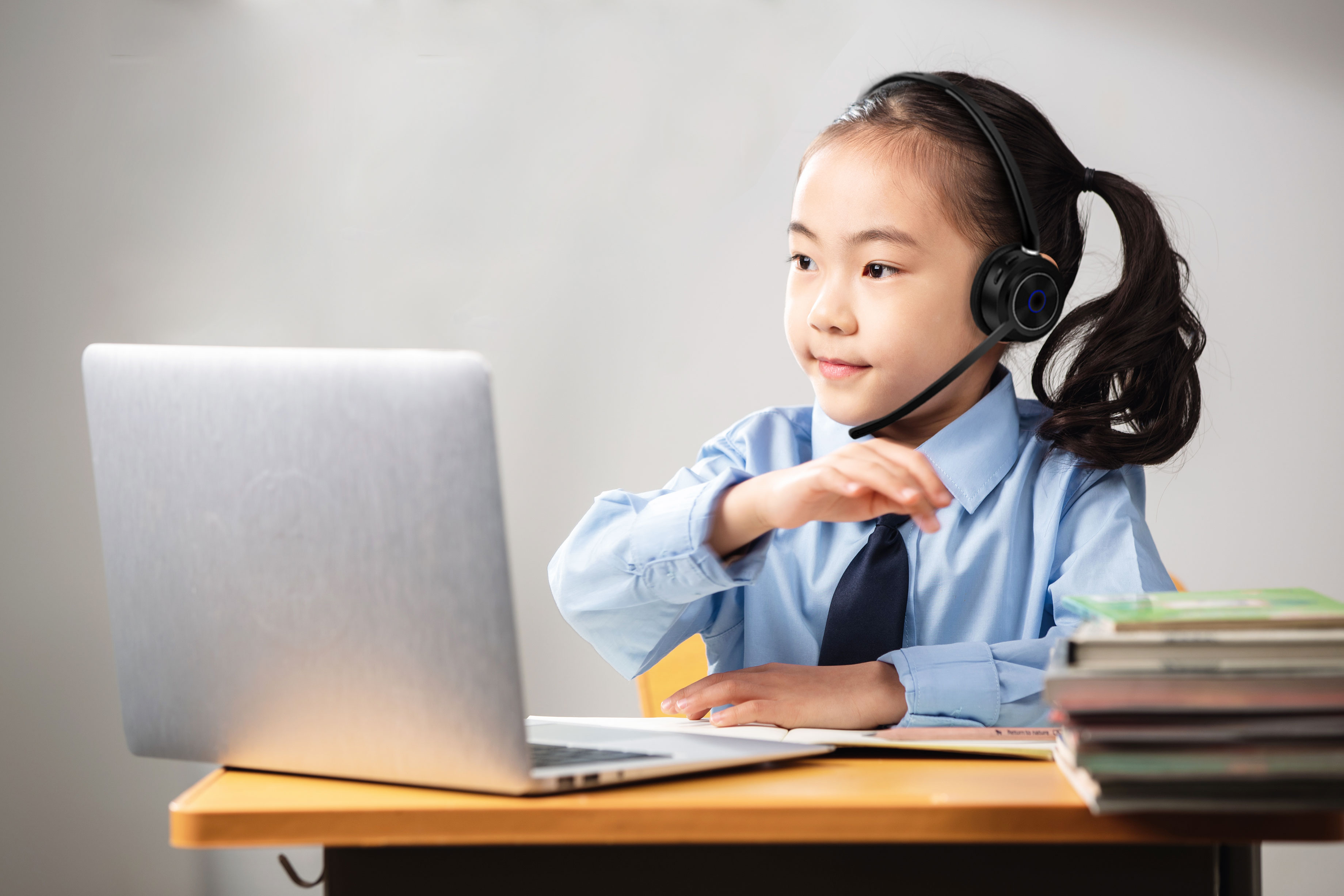 What factors should be considered when selecting an appropriate headset for an online course?