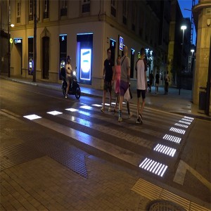 Dina-Jalan Crosswalk Perhatosan Lampu