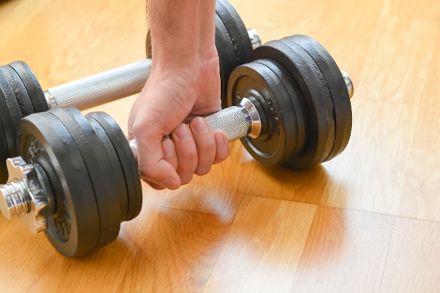 Voiko 50-vuotias mies rakentaa lihaksia?Kuinka ajoittaa voimaharjoittelu?