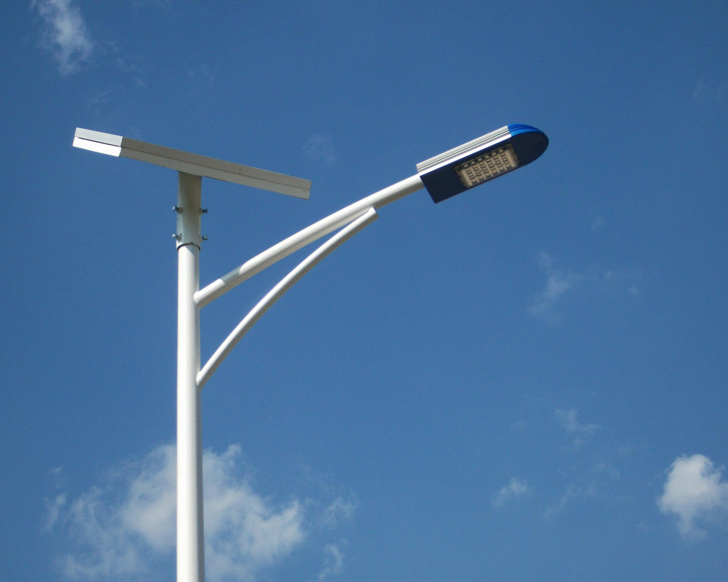 What are the advantages of solar street lamps?