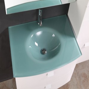 Moderna, preprosta zasnova, stenska kopalniška omarica z ogledalom in keramičnim umivalnikom