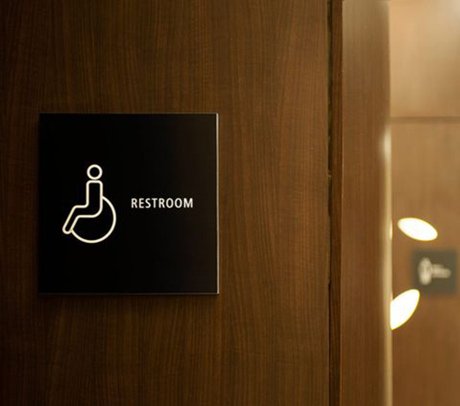 Ознаки за тоалет за бизнис: функционалност и имиџ на брендот