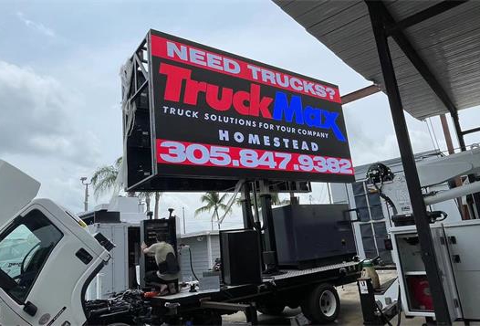 Jingchuan super grande camion pubblicitario a LED con rotazione a 360 gradi esportato negli Stati Uniti