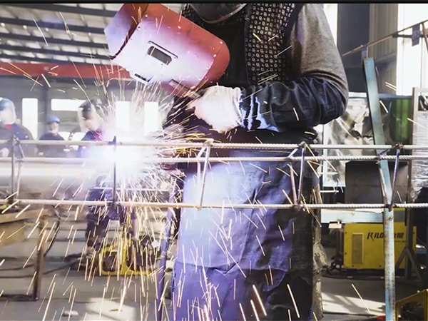 The advantages of robot welding over manual welding