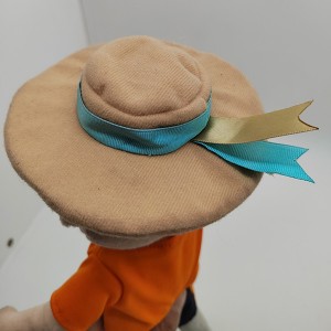 Wydrukowana komputerowo pluszowa zabawka z kapeluszem