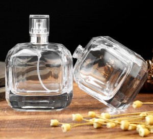 Kutengeswa Kutsva kwe30ml 50ml 100ml Round Transparent Glass Perfume Spray Bottle