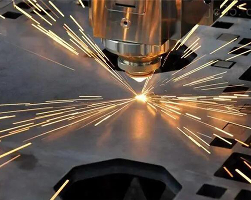 Les systèmes de découpe laser à fibre à plat facilitent la fabrication de tôles.