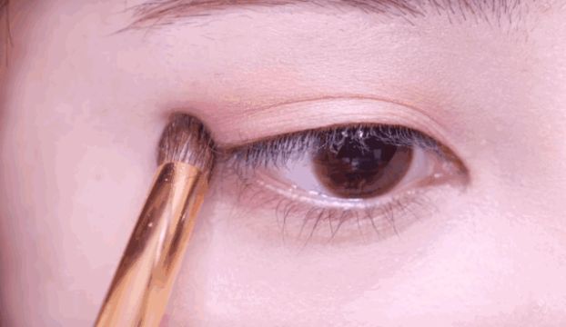 How do beginners paint light makeup？