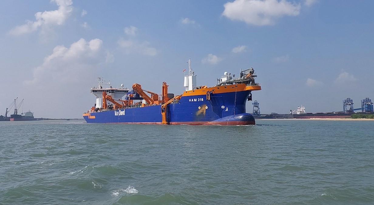 Il TSHD HAM 318 di Van Oord impegnato nel porto di Krishnapatnam, India