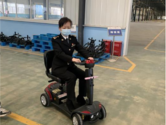 Yichun Customs Director and her delegation’s visit to Jiangte electric vehicle