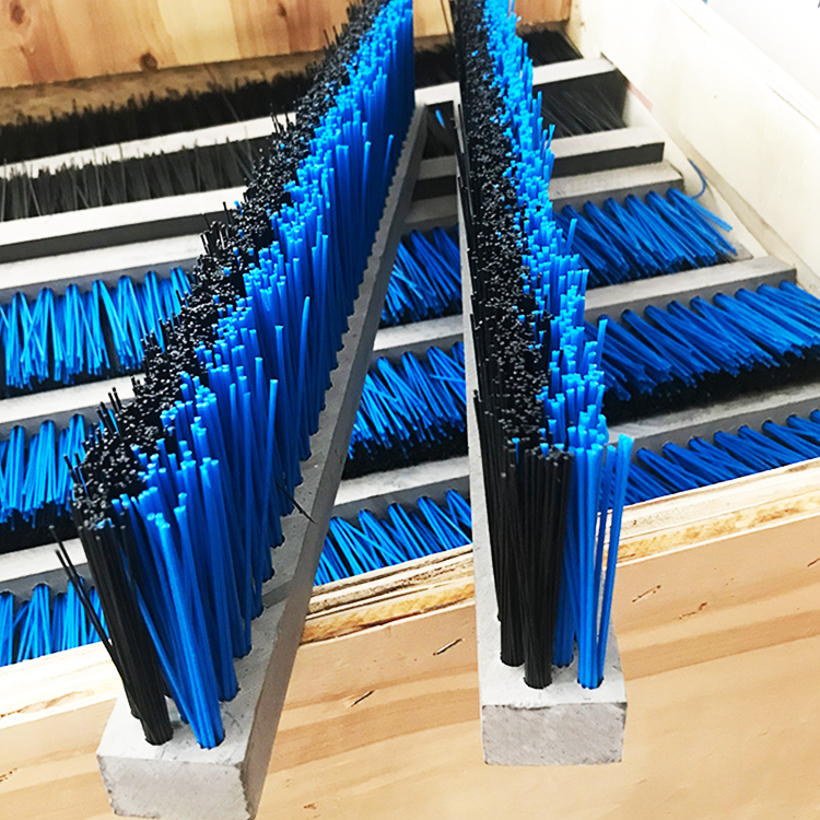 PVC strip brushes are widely used in the industry, mainly to obtain the desired finishing effect of the surface. What are its characteristics and how to choose?