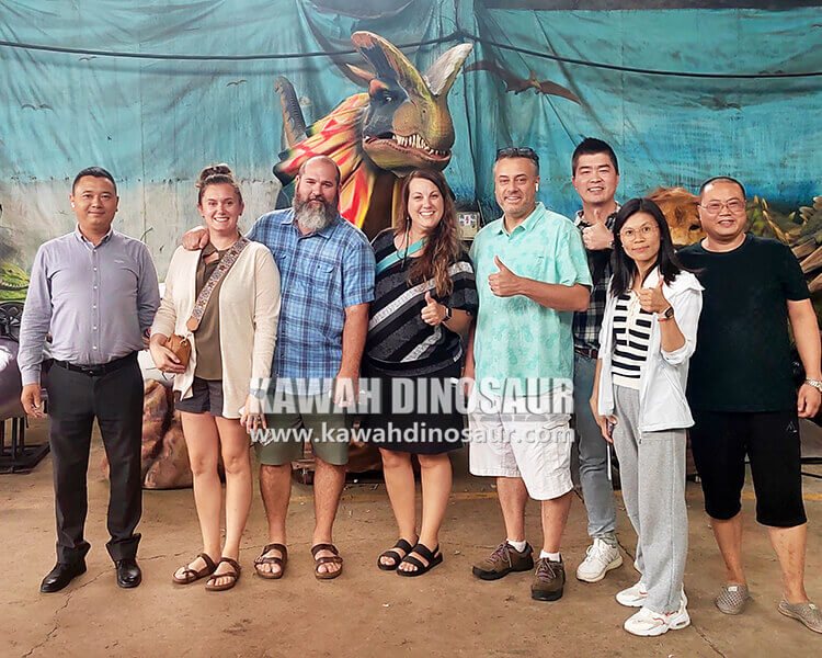 Accompanying American customers to visit Kawah Dinosaur factory.