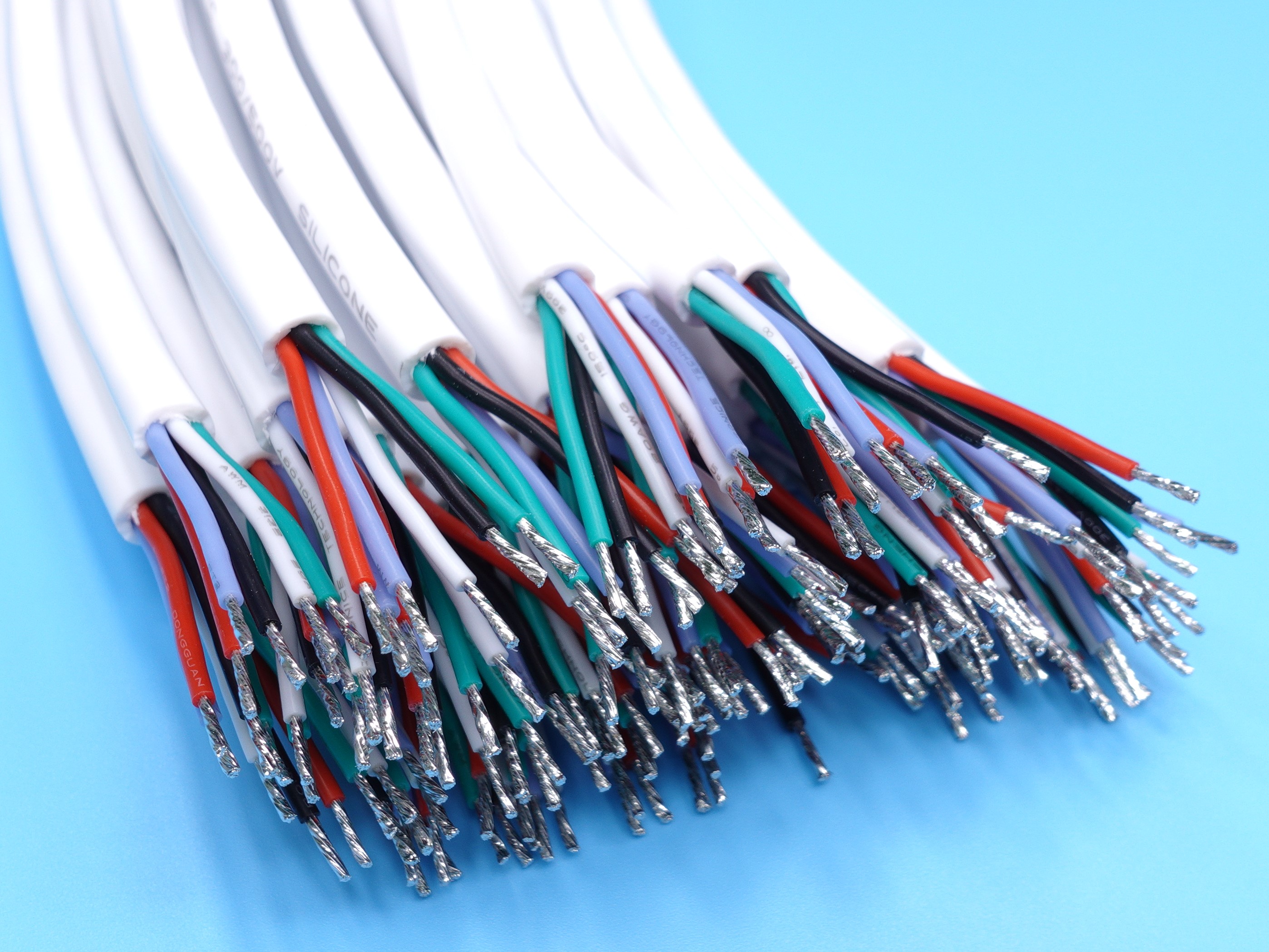 При обработката на електронния кабелен сноп, как да усуквате жицата и калайдисването