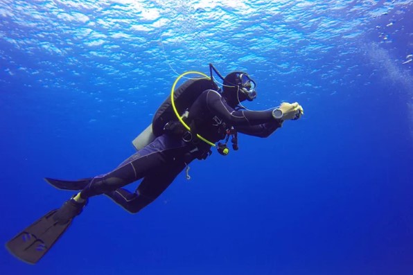 Taking the Plunge: Unveiling the Allure (and Limitations) of Carbon Fiber in Scuba Diving