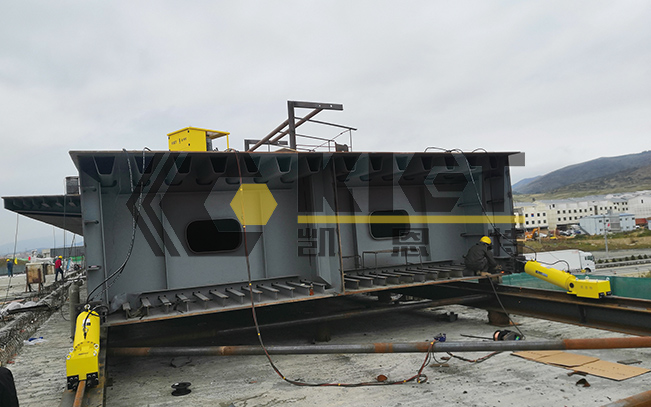 Clamping type synchronous lifting hydraulic system for cross-highway steel box girder lifting installation
