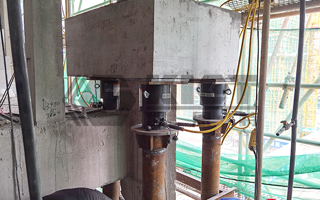 Synchronous lifting hydraulic system is used to install roof lifting reinforcement