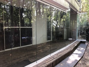 Bezrāmju stikla saliekamās durvis Kinzon30