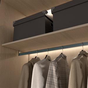 Inteligentni obešalnik za dvigovanje oblačil v omari