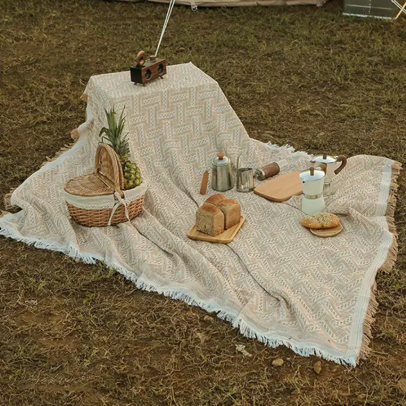 Picnic Rug Tips for Making Outdoor Dining Stress-Free