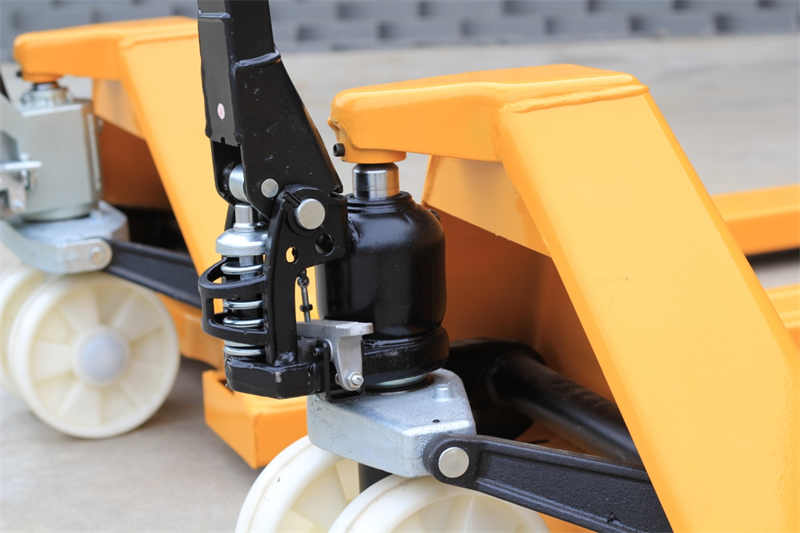 Why the hand hydraulic pallet truck can not be lowered?