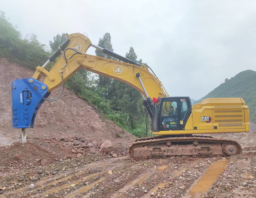 Carter 352 excavator  equipped kaiyuanzhichuang hammer Arm