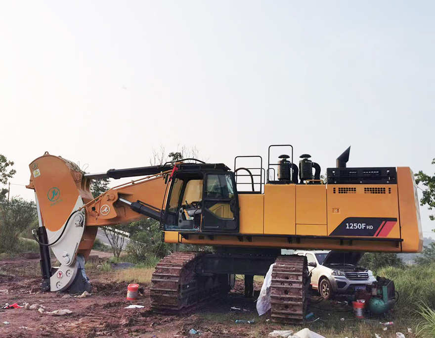 Hitachi-1250-excavator-equipped-with-kaiyuanzhichuang-diamond-arm-2