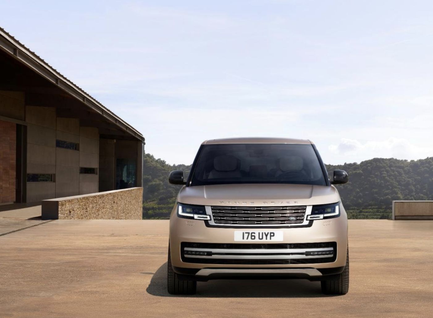 Leading the industry legend, the new generation of Range Rover as a model