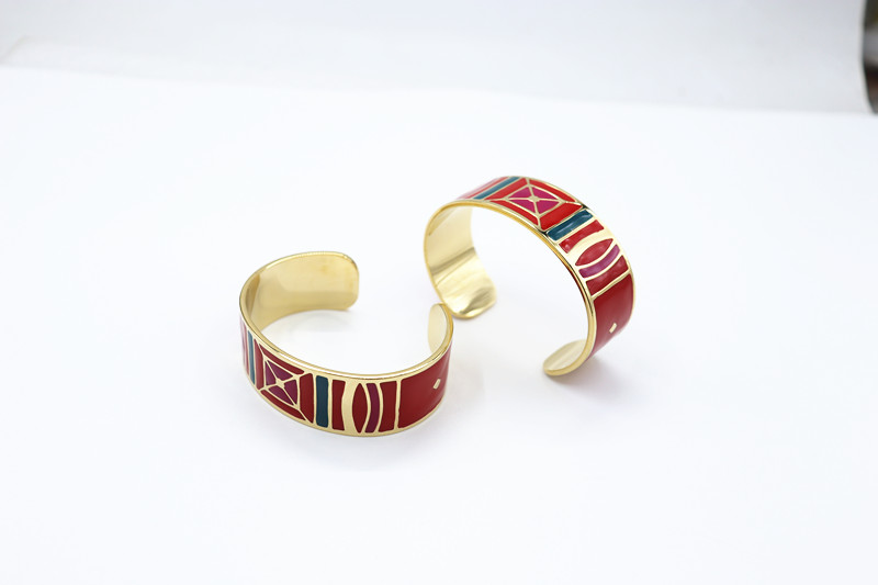 Enamel Jewelry: Kufumura Nguva Isingagumi Elegance