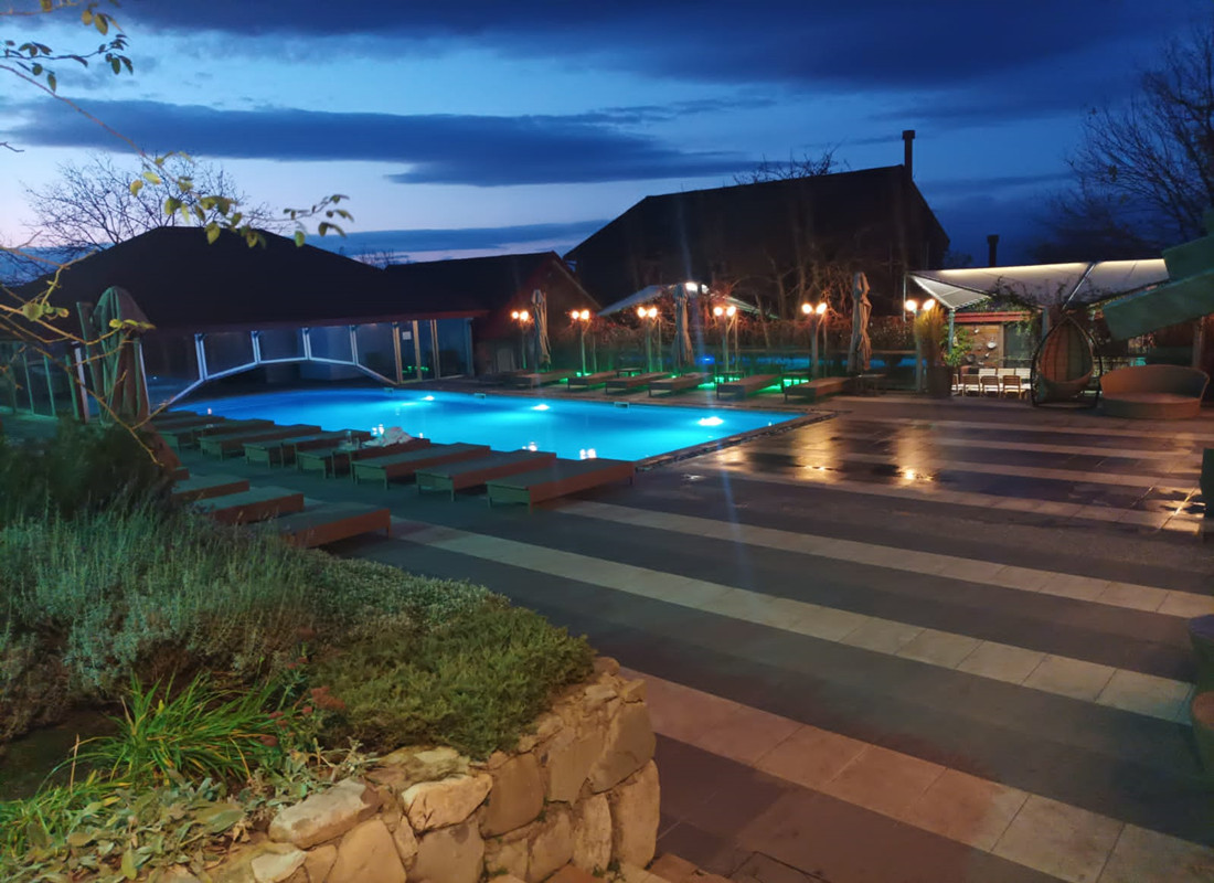 How do you choose swimming pool lights efficiently?
