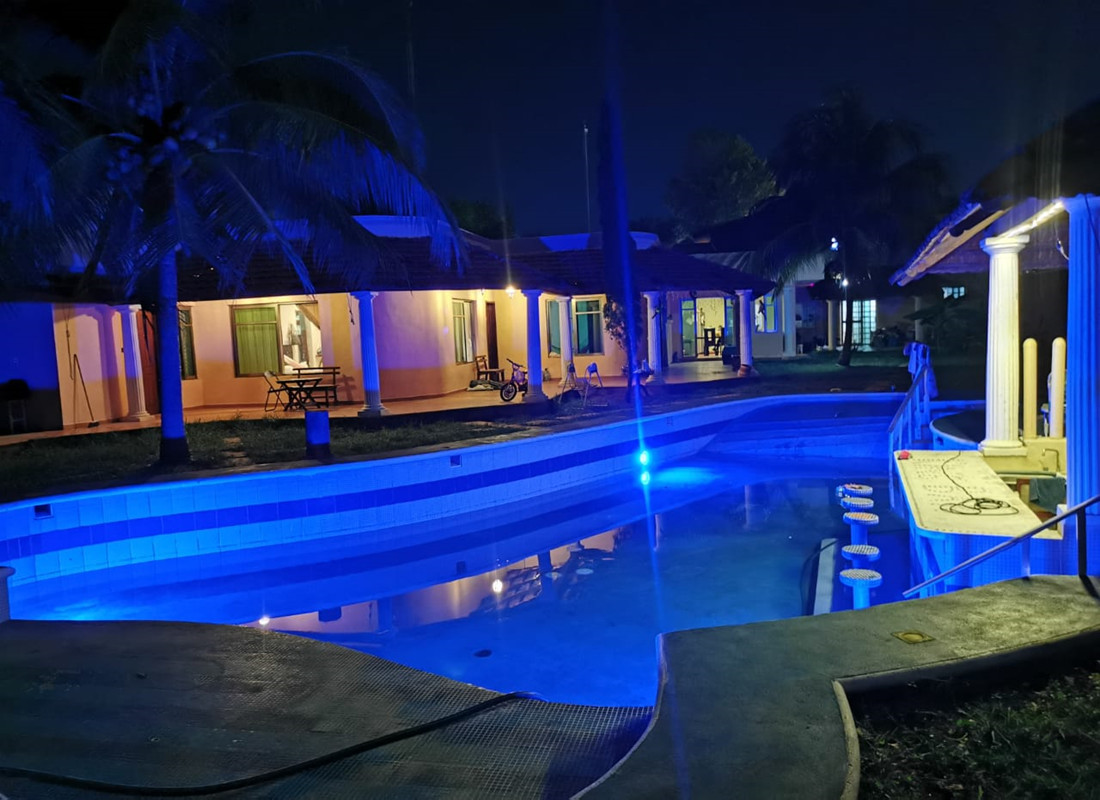 What is the best lighting for a swimming pool?