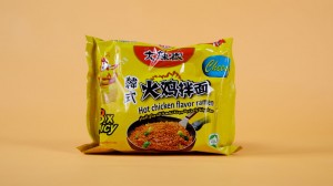La fabbrica di noodles istantanei fornisce 2 ramen coreani al sapore di pollo caldo