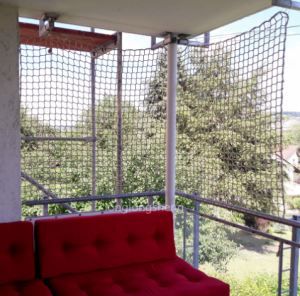 Заштитна мрежа за балкон Полузатворена