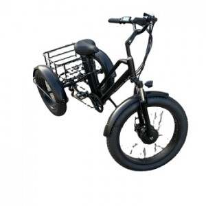 Speciális tervezésű háromkerekű elektromos tricikli robogó nagy kosárral havas területen