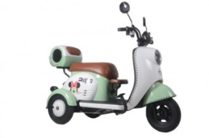 Tricycle électrique léger conçu à trois roues, scooter électrique avec trois sièges pour adultes