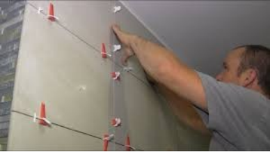 Hvorfor faller noen fliser lett av veggen etter limtørkingen?Her gir deg en anbefalt løsning.
