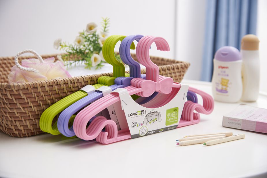 Bow Design Children’s Hanger Featured Image