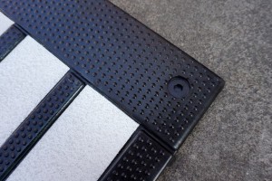 500x900x50/75mm Rubber Speed Hump With White Reflective Film