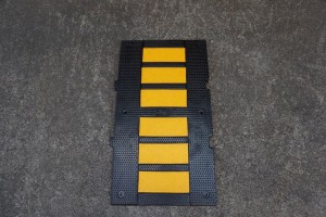 500x900x50/75mm Rubber Speed Hump With Yellow  Reflective Film