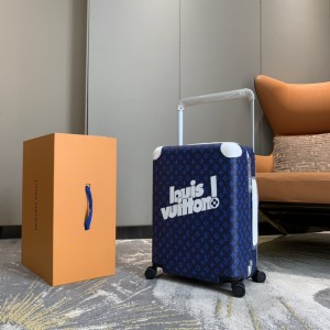 This Horizon 55 luggage case stands out and expresses vuiton! Logo