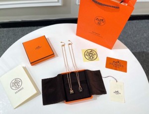 New ☑️ Hermes HERMES black bag necklace [Gift Box] A full set of HERMES original packaging [Craftsmanship] The original single-level manual engraving is complete [Material] High quality V gold mate...