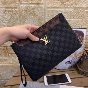 When you get high-end goods, you will know that the leather is good. Stainless steel hardware has brand LOGO, look at the gloss of the leather, Look at the oil edge, look at the line, The highest q...