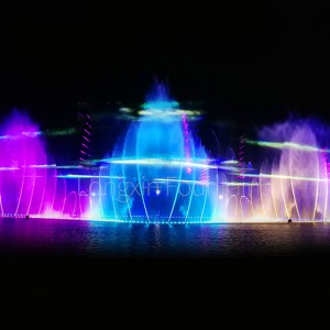 Musical-Water-Fountain-in-the-Lake-07