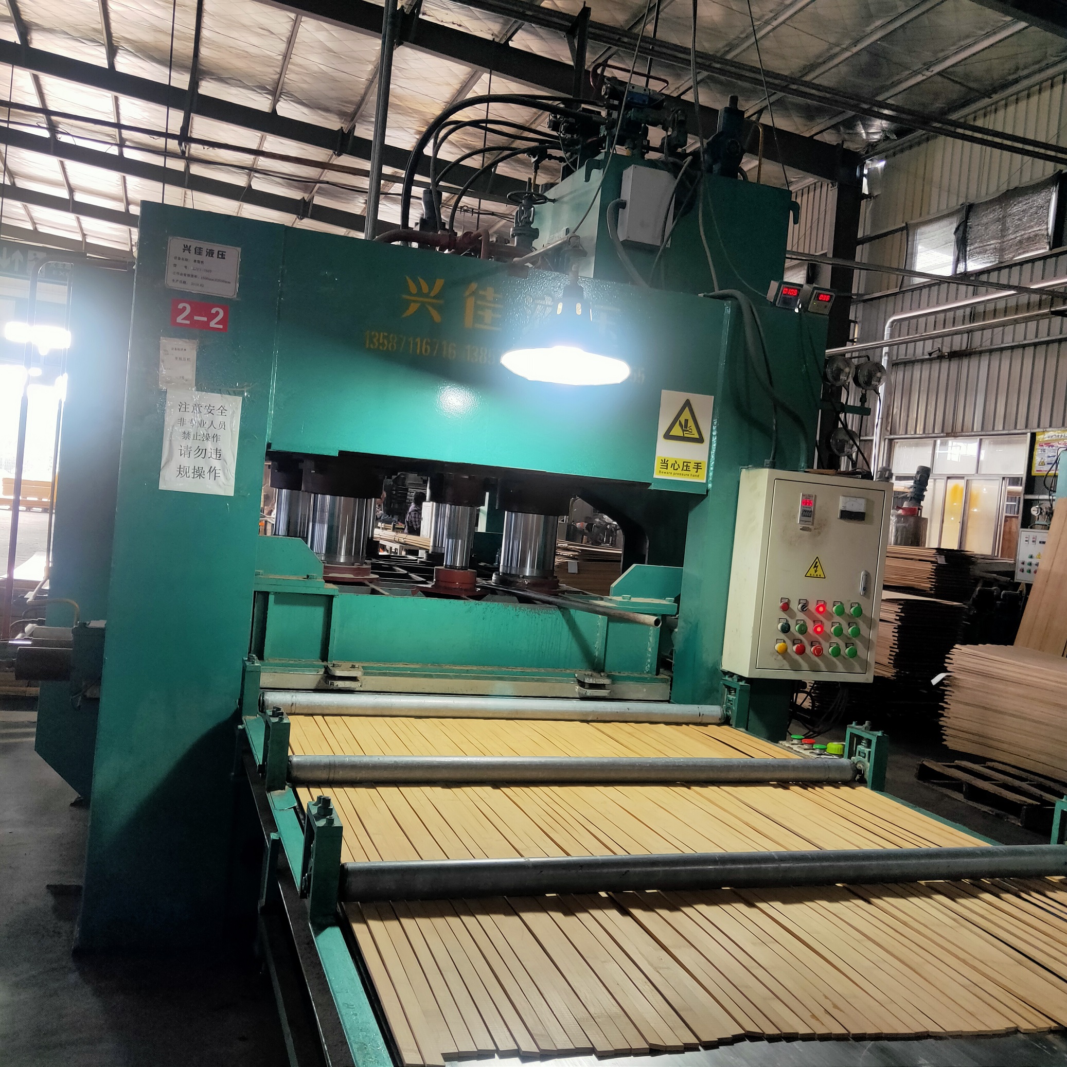 How does the plate hot press machine in the bamboo plate factory work？
