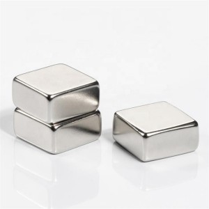 Sintered permanent magnetic blocks with strong magnet