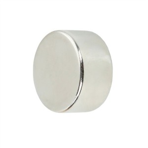 Okrogel neodimski magnet n42 s premerom 5 mm in debelino 10 mm
