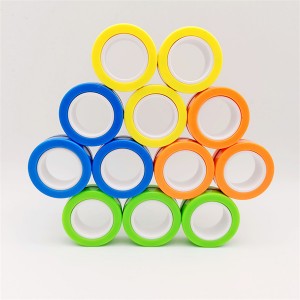 Magnetinis piršto žiedas su kelių spalvų žema kaina